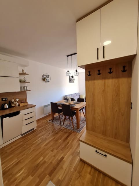 Kitchen or kitchenette, Dining area, minibar, pet friendly, stove