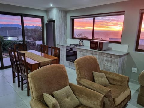 Kitchen or kitchenette, Dining area, Mountain view, minibar, pet friendly, stove