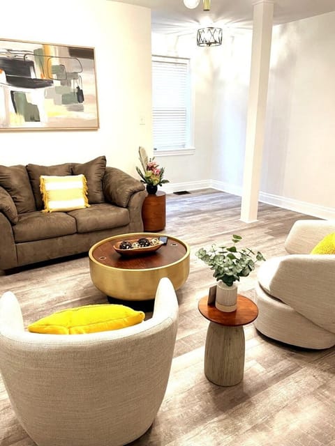 2 Bedroom Apt - Stylish, Modern, and Convenient! House in Pittsburgh