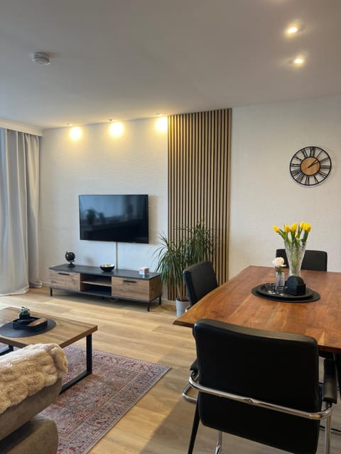 Communal lounge/ TV room, TV and multimedia, Living room, Seating area, Evening entertainment