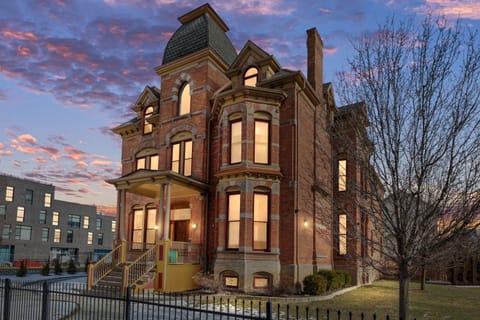 The Lumber Baron's Mansion: 2 King Suites, 2.5BA + Gym Apartment in Windsor