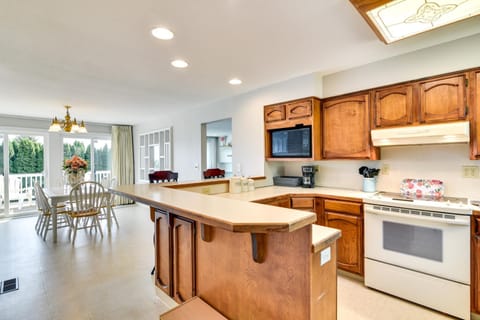 Serene Forest Grove Home with Deck and Stunning Views! House in Forest Grove