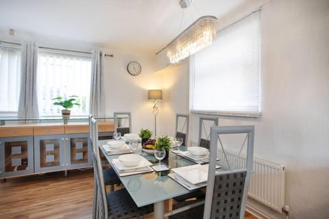 Rawmarsh House, Rotherham for contractors & Families, off-road parking, high speed wifi House in Borough of Barnsley