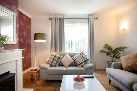 Rawmarsh House, Rotherham for contractors & Families, off-road parking, high speed wifi House in Borough of Barnsley