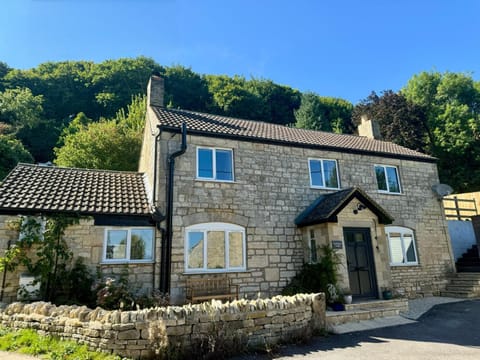Springbank Cottage by MaisonPro House in Stroud