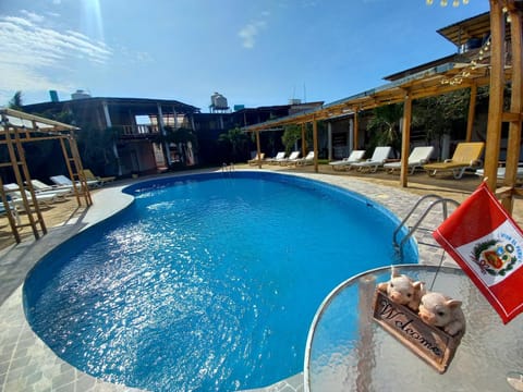 Patio, Swimming pool, sunbed