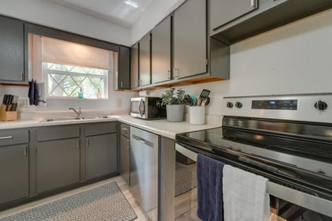 3 Mi to Silver Dollar City! Family Getaway with Pool House in Indian Point