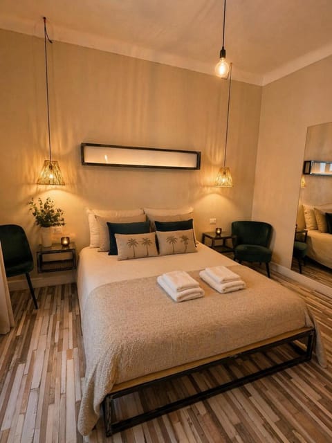 Bed, Bedroom, towels