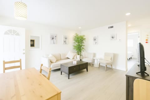 2BR APT with Brand new super quite AC, Washer, Dryer, Free EV Station, Free Parking in Cupertino Apartment in Sunnyvale