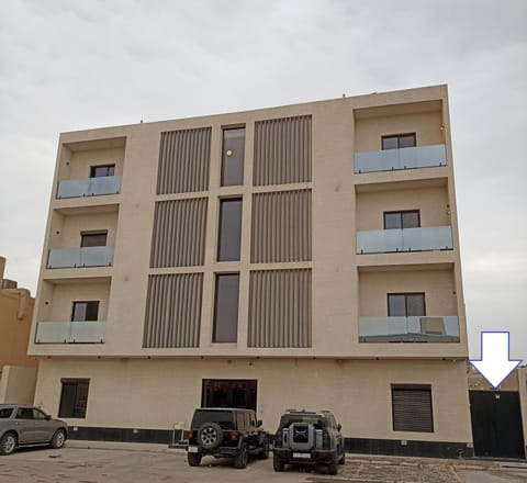 Property building, Facade/entrance, Day, Location, Parking