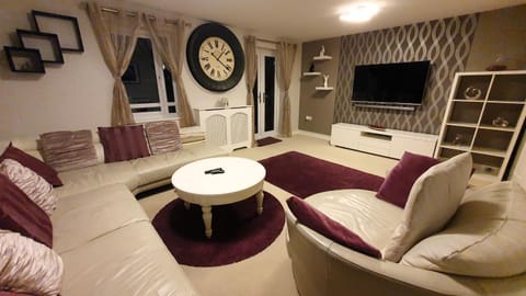 Communal lounge/ TV room, TV and multimedia, Living room, Seating area, Evening entertainment