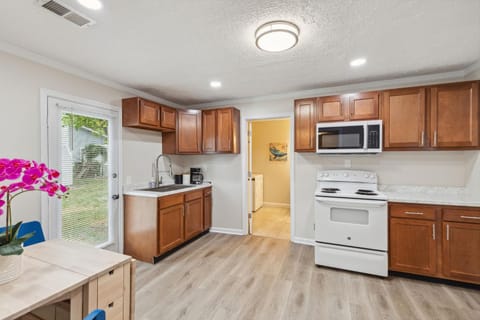 Elm Two Bedroom House in Historic Loveland House in Ohio