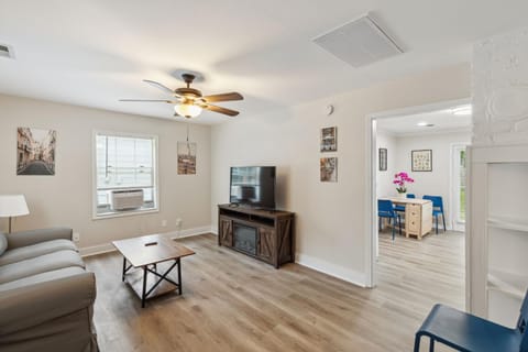 Elm Two Bedroom House in Historic Loveland House in Ohio