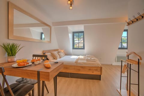 Bed, Photo of the whole room, Dining area, Bedroom, towels