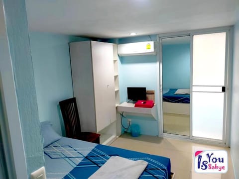 Bed, TV and multimedia, Photo of the whole room, Bedroom, towels, wardrobe