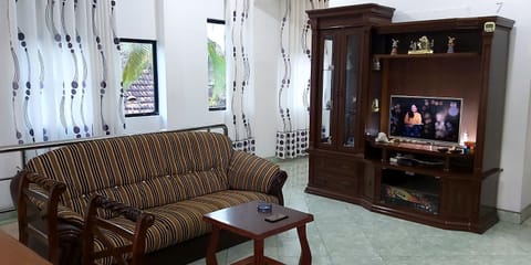 Communal lounge/ TV room, TV and multimedia, Seating area, flat iron