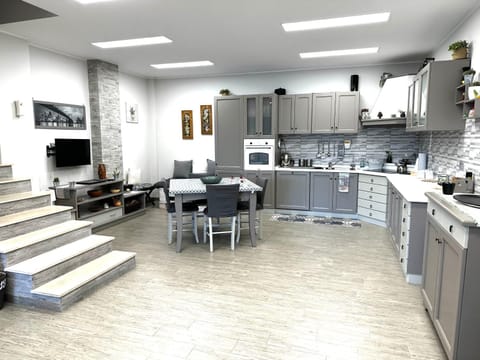 Kitchen or kitchenette, Living room, Seating area, Dining area
