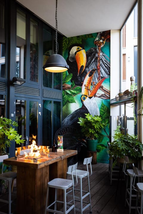 Restaurant/places to eat, Lounge or bar