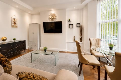 TV and multimedia, Living room, Evening entertainment