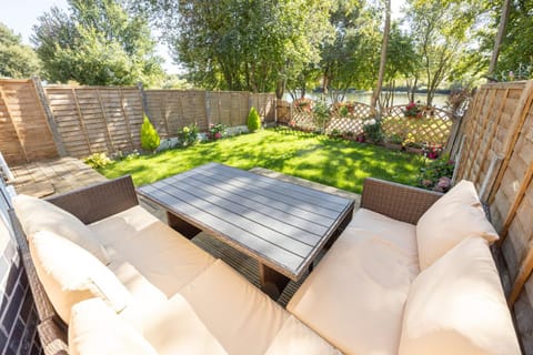 GuestReady - A Haven by the River House in Stretford