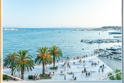 City view, Sea view, Location