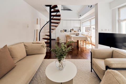 TV and multimedia, Kitchen or kitchenette, Living room, Seating area, Dining area