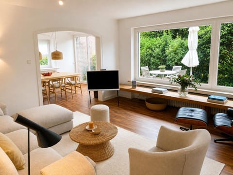 Communal lounge/ TV room, TV and multimedia, Living room, Seating area, Dining area