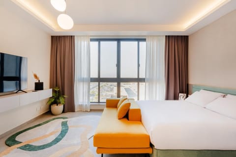 Bed, TV and multimedia, Seating area, Bedroom