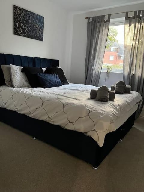 Cozy 2bed apartment w/ parking Apartment in Swindon