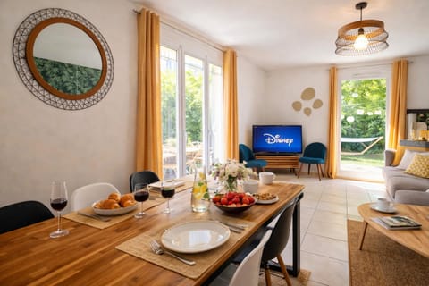 Balcony/Terrace, Living room, Seating area, Breakfast, Seasons, Location