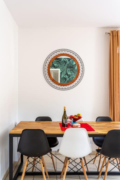 Living room, Seating area, Dining area