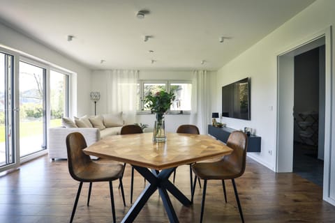 Living room, Seating area, Dining area