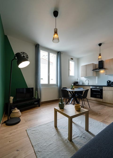 Kitchen or kitchenette, Living room, Seating area, Dining area, stove