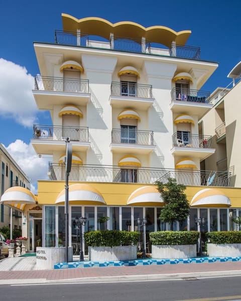 Facade/entrance, Day, Summer, Balcony/Terrace