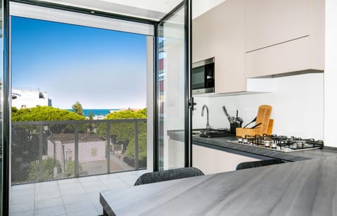 Kitchen or kitchenette, Sea view, stove