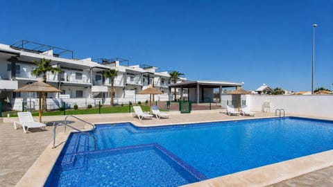 Property building, Day, Swimming pool, sunbed