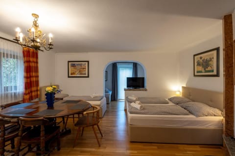 Bed, Photo of the whole room, Seating area, Dining area