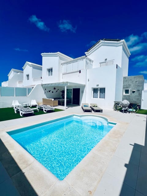 Property building, Pool view, Swimming pool, sunbed