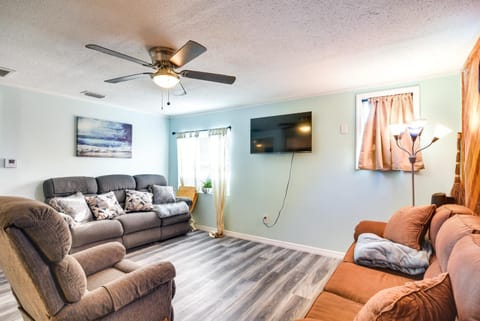 3 Mi to Beach Remodeled Seminole Apt with Yard! Apartment in Seminole