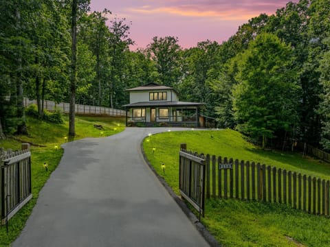 Near Asheville Hot Tub Fire Pit BBQ Sleeps 10 House in Mills River