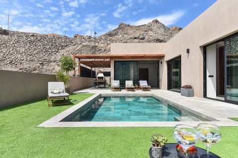 Property building, Garden, Mountain view, Swimming pool, sunbed
