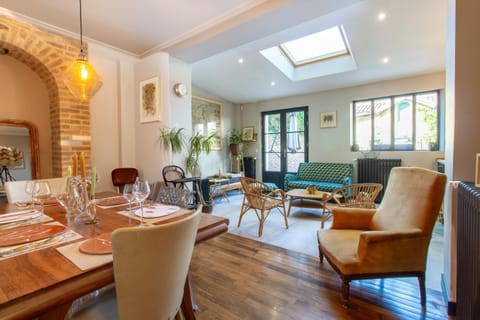Living room, Seating area, Dining area