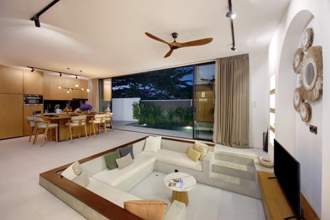 TV and multimedia, Kitchen or kitchenette, Living room, Seating area, Dining area