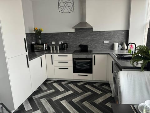 Coffee/tea facilities, Kitchen or kitchenette, stove