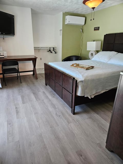 Palm Harbor Waterfront with pool & Game room House in Tarpon Springs