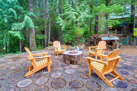 Adorable A-Frame Cabin, Steps to Lake Cushman! Cabin in Lake Cushman