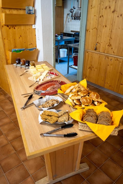 Pensiun Lischana Bed and Breakfast in Canton of Grisons