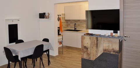 Communal lounge/ TV room, Living room, Communal kitchen, air conditioner