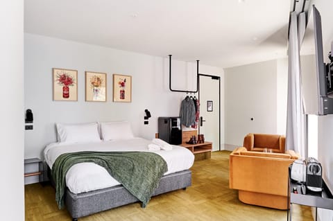 Bed, TV and multimedia, Seating area, Bedroom