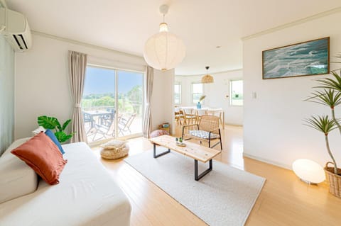 Living room, Seating area, Dining area, air conditioner
